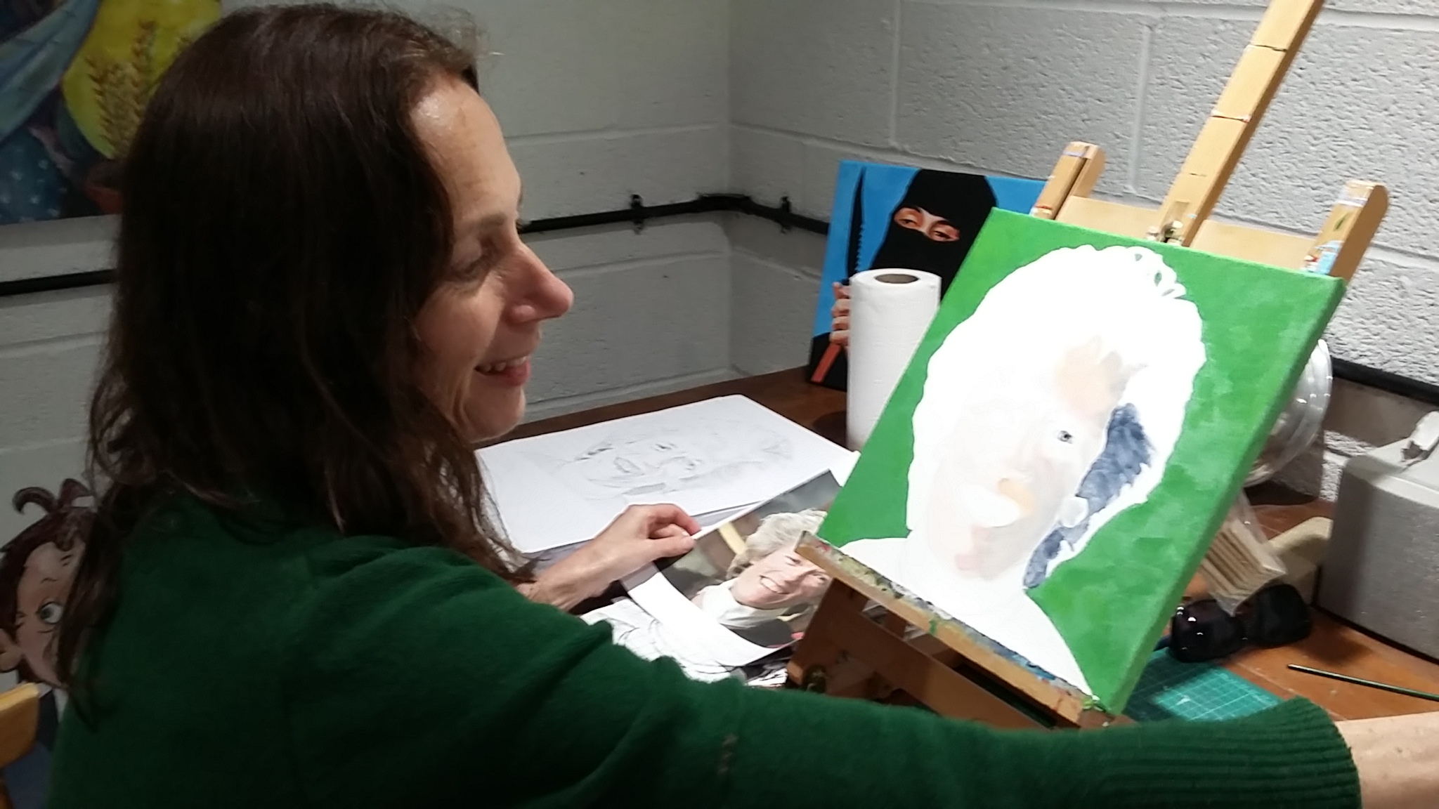 Sarah Seymour demonstrating portrait painting at the Caversham Arts Trail